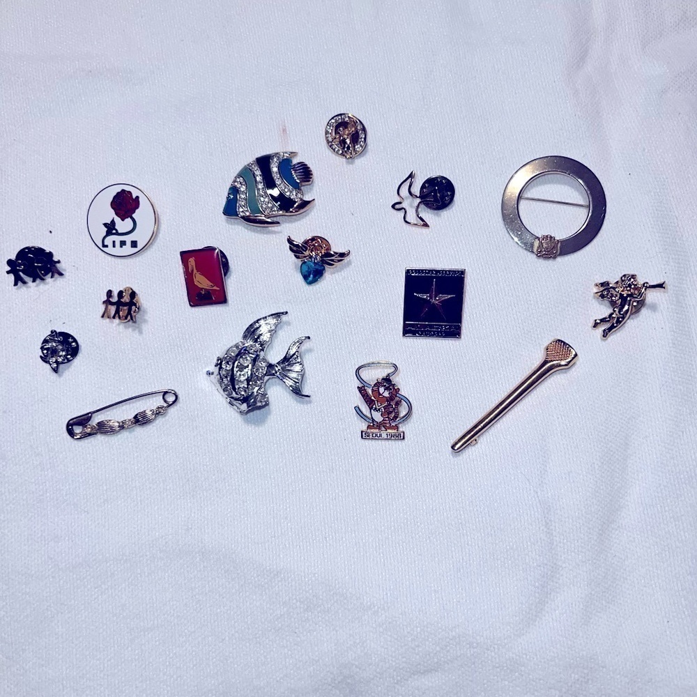 Vintage Pins and Brooches. Collection of 16. Mixed materials.